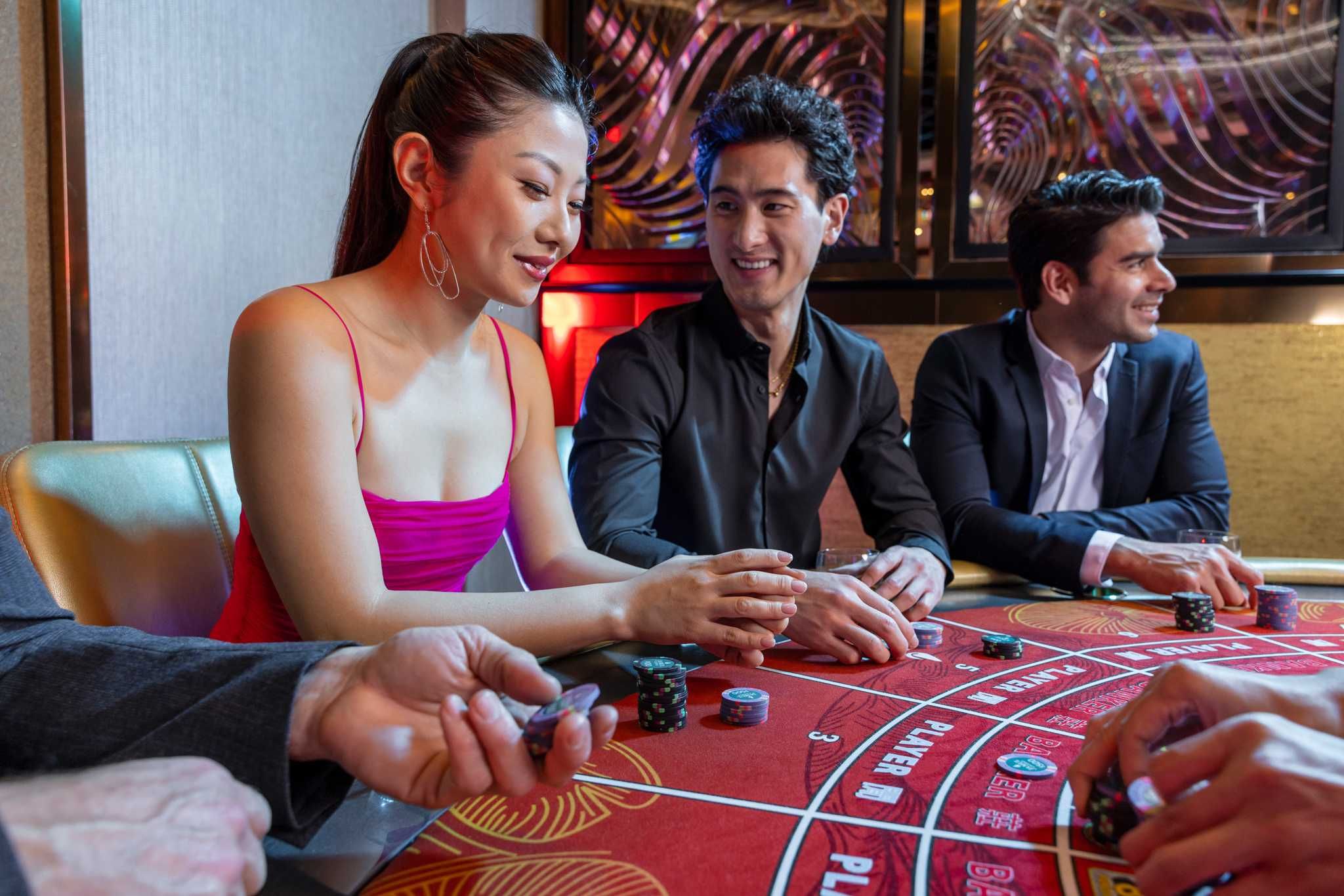 Igraci za stolom u casinu